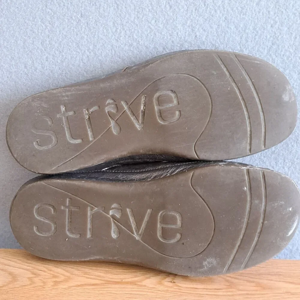 Strive Capri Women UK 7 US 9.5 10 Leather Toe Loop Slide Sandals Anthracite Gray